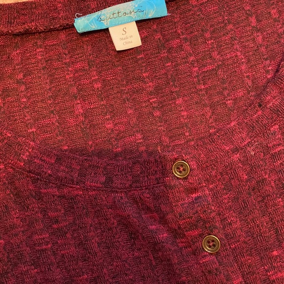 Maroon shirt w/black lace detail - Picture 2 of 4